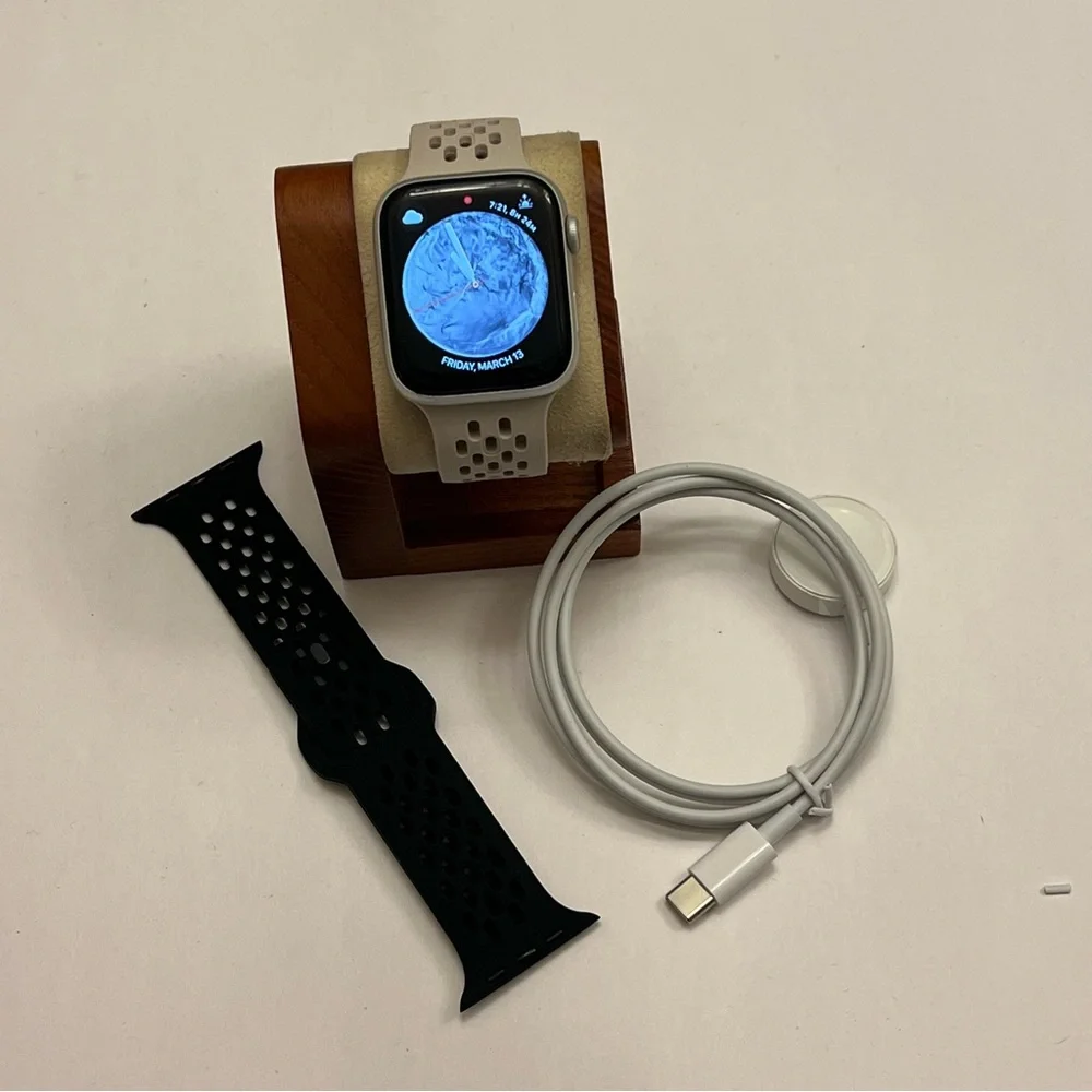 Apple Watch Series 4, Unlocked, 44mm, Silver Case, Charger, Extra‎ Band